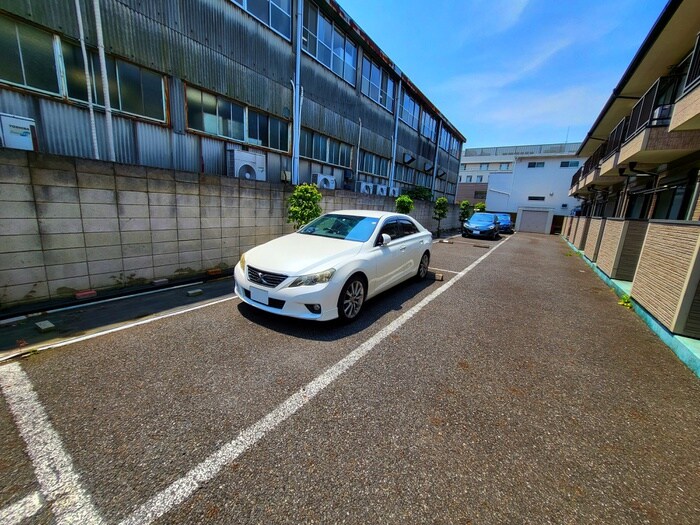 物件外観写真3　(駐車場)