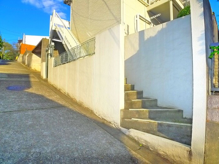 物件外観写真4　(エントランス部分)