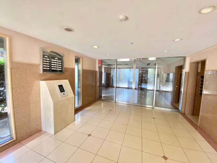 物件外観写真2　(エントランス部分)