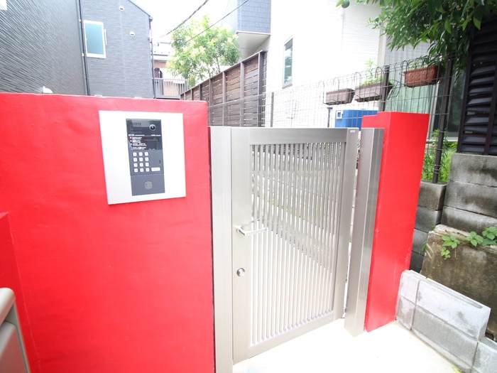 物件外観写真6　(エントランス部分)