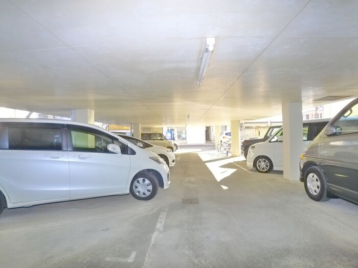 物件外観写真5　(駐車場)