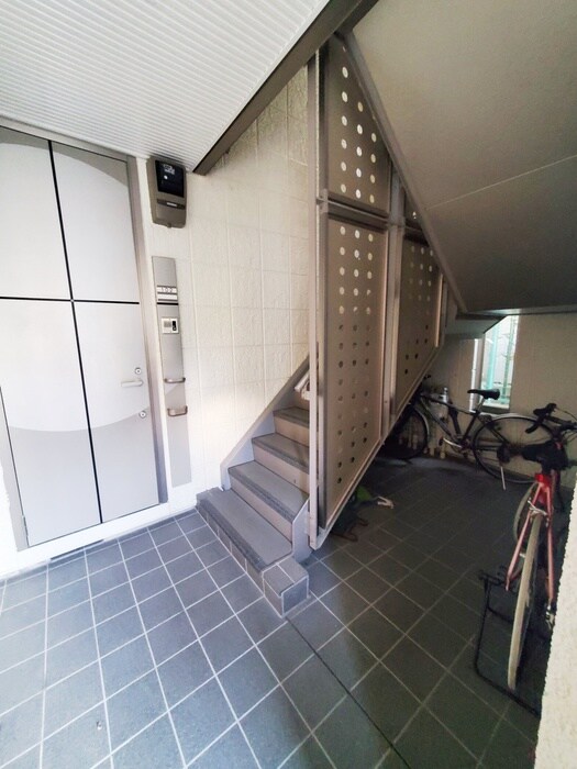 物件外観写真4　(エントランス部分)