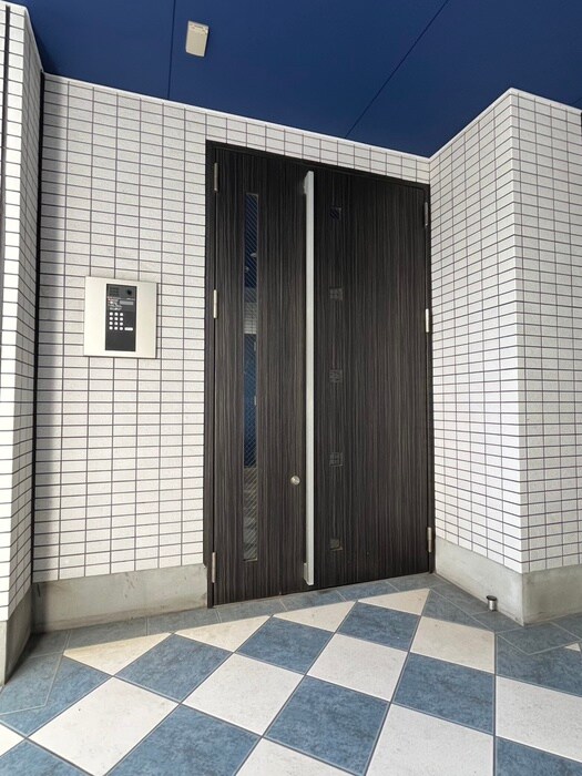 物件外観写真2　(エントランス部分)