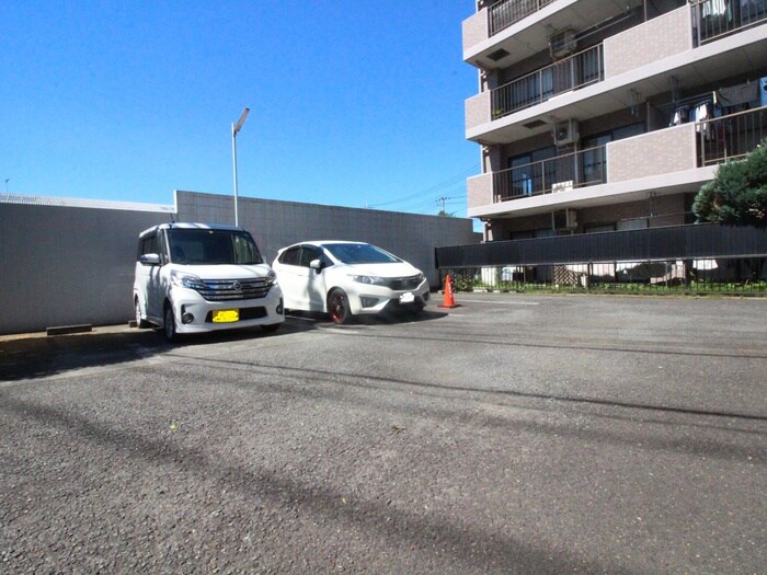 物件外観写真3　(駐車場)