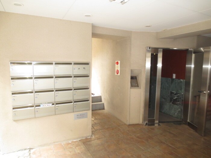 物件外観写真3　(エントランス部分)