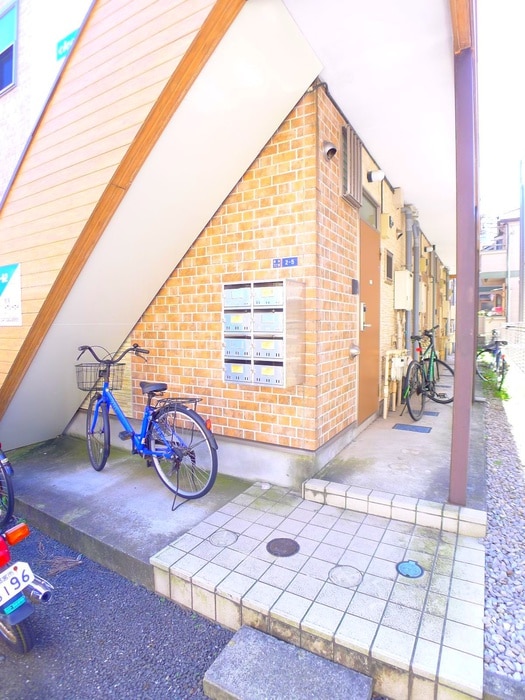 物件外観写真2　(エントランス部分)