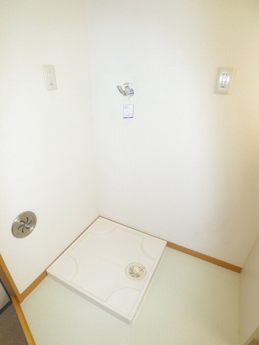 物件内観写真7　(洗濯機置場)