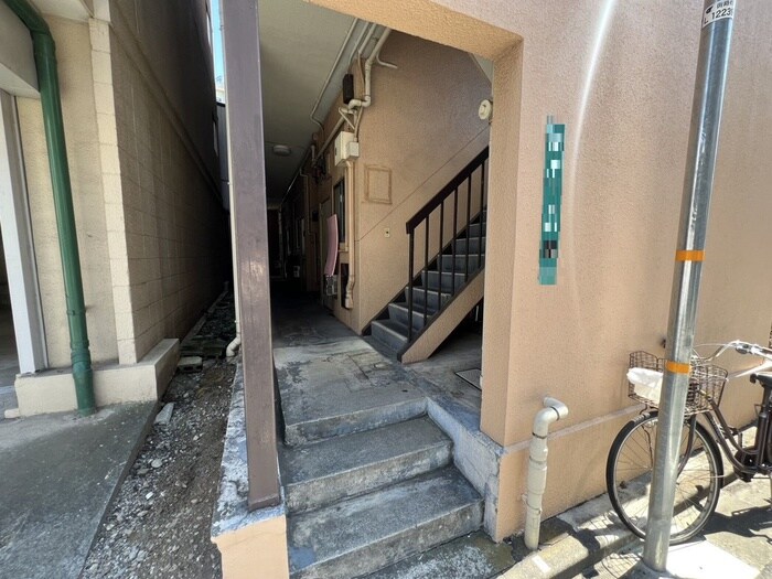 物件外観写真3　(エントランス部分)