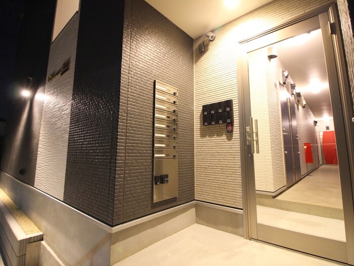 物件外観写真2　(エントランス部分)