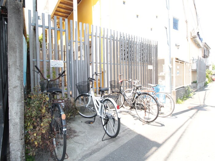 物件外観写真3　(駐輪場)