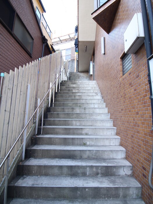 物件外観写真5　(エントランス部分)