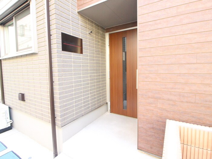 物件外観写真6　(エントランス部分)