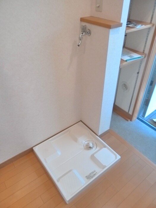 物件内観写真10　(洗濯機置場)