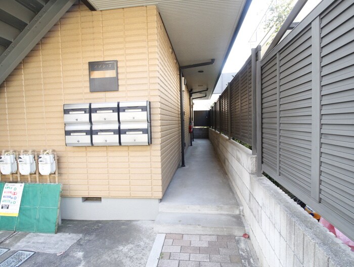 物件外観写真3　(エントランス部分)