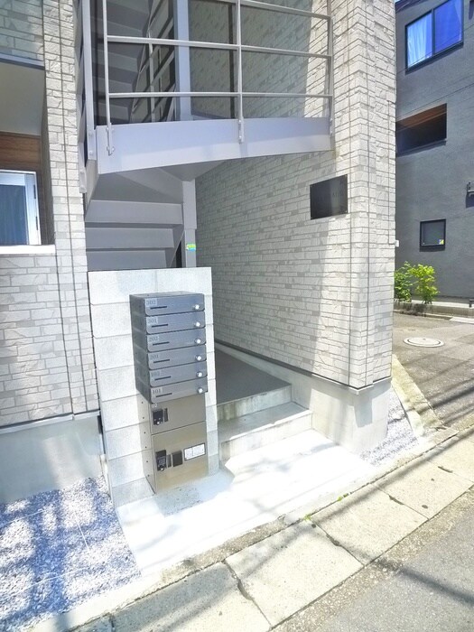 物件外観写真2　(エントランス部分)