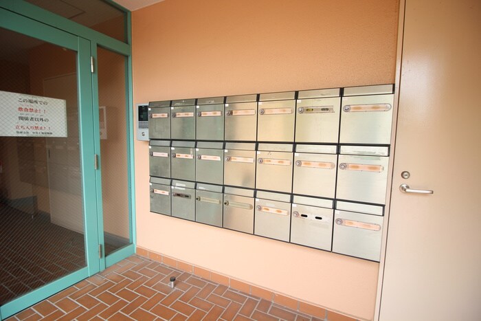 物件外観写真4　(エントランス部分)