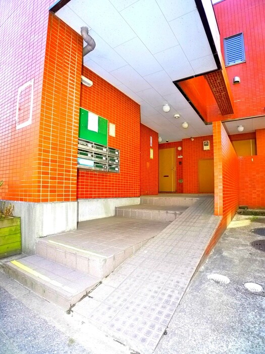 物件外観写真3　(エントランス部分)