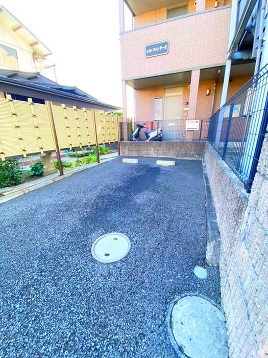 物件外観写真4　(駐車場)