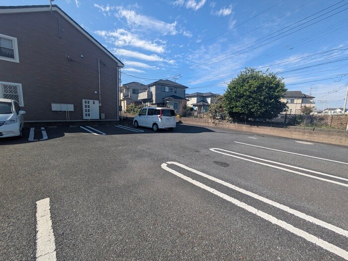 物件外観写真2　(駐車場)