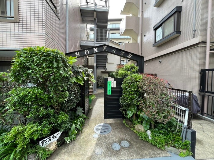 物件外観写真3　(エントランス部分)