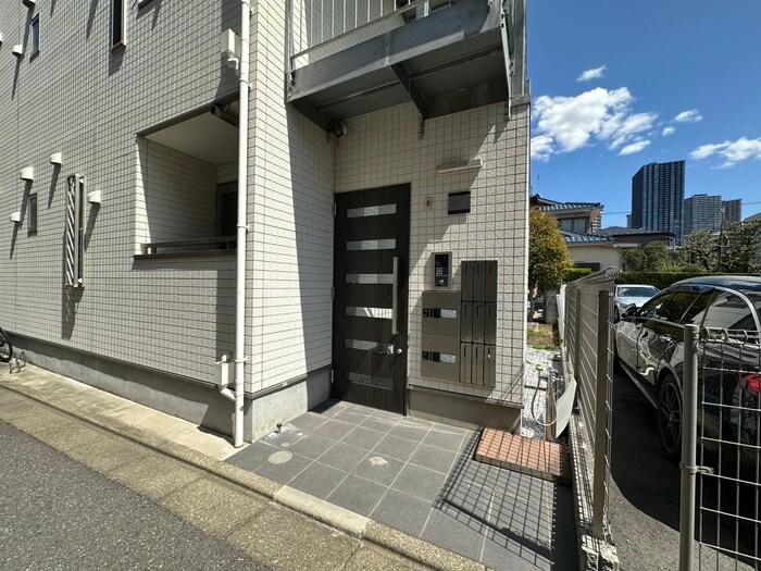 物件外観写真3　(エントランス部分)