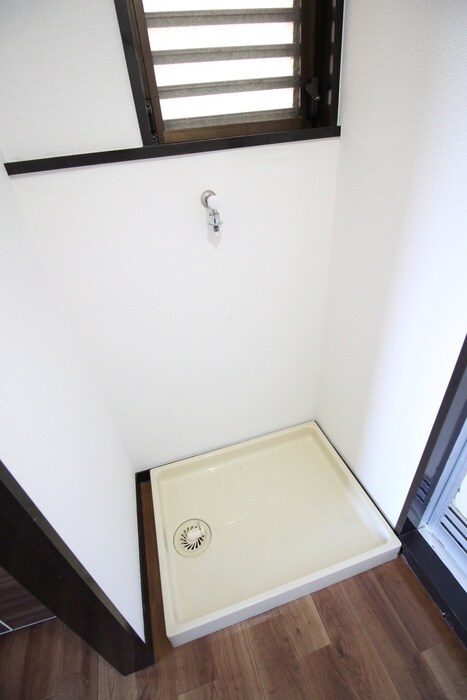 物件内観写真8　(洗濯機置場)