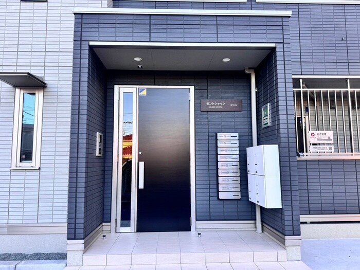 物件外観写真4　(エントランス部分)