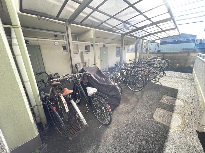 物件外観写真5　(駐輪場)