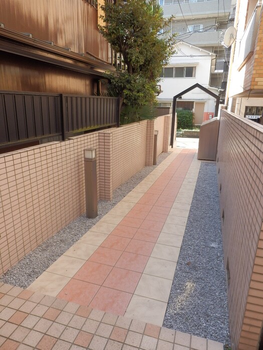 物件外観写真2　(エントランス部分)