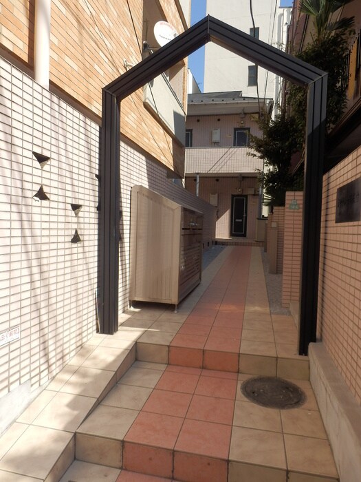 物件外観写真3　(エントランス部分)