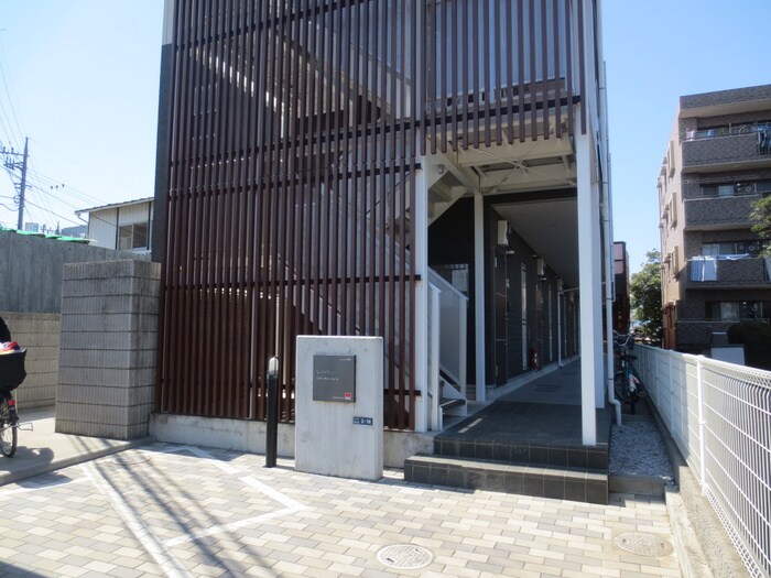 物件外観写真3　(エントランス部分)