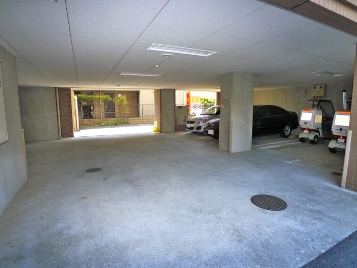 物件外観写真4　(駐車場)