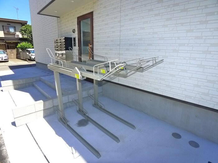 物件外観写真5　(エントランス部分)