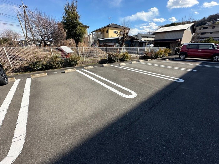 物件外観写真2　(駐車場)