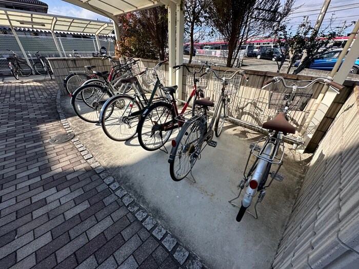 物件外観写真5　(駐輪場)