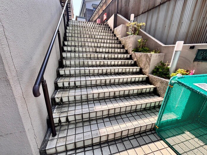 物件外観写真6　(エントランス部分)