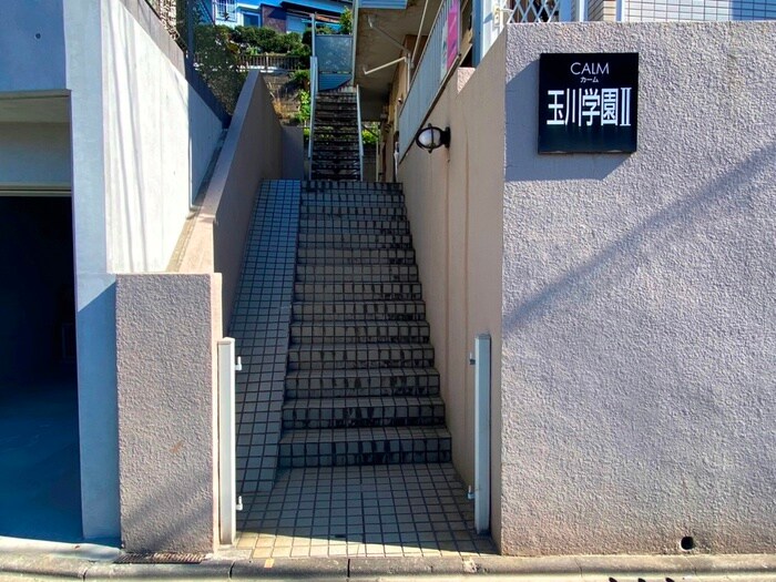 物件外観写真2　(エントランス部分)