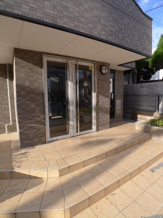 物件外観写真1　(エントランス部分)