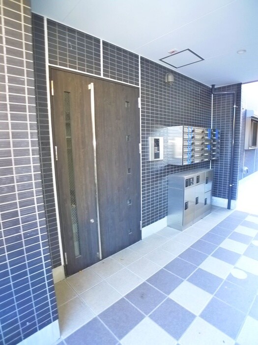 物件外観写真2　(エントランス部分)