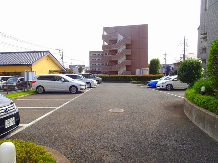物件外観写真3　(駐車場)