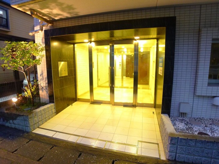 物件外観写真2　(エントランス部分)