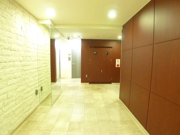 物件外観写真6　(エントランス部分)