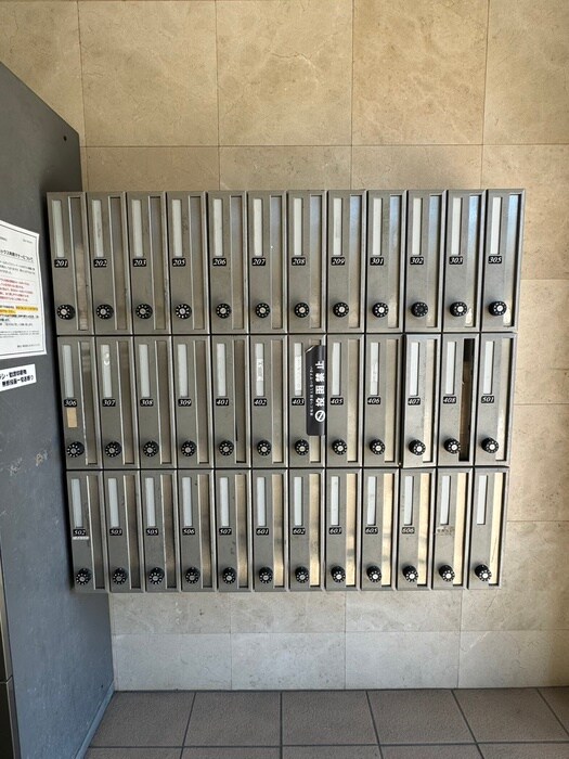 物件外観写真6　(エントランス部分)