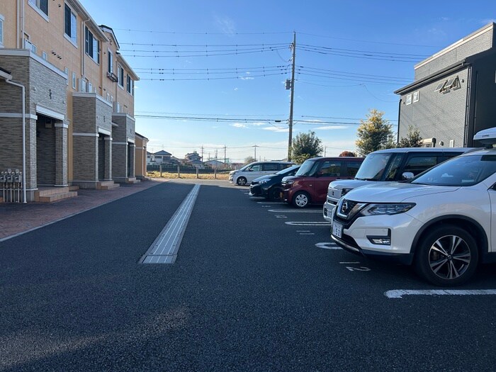 物件外観写真3　(駐車場)