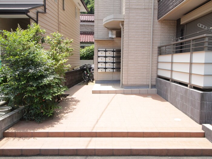 物件外観写真2　(エントランス部分)