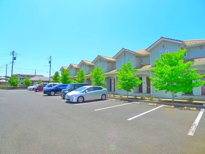 物件外観写真5　(駐車場)