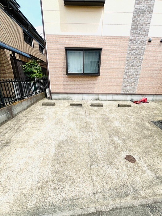 物件外観写真6　(駐車場)