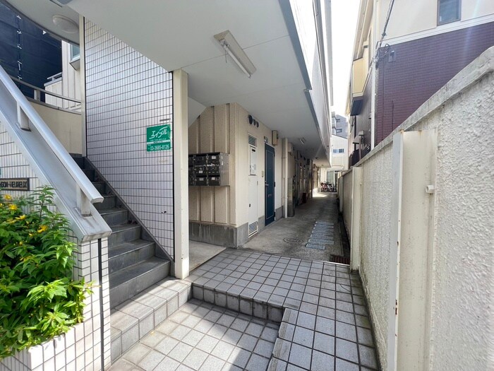 物件外観写真3　(エントランス部分)