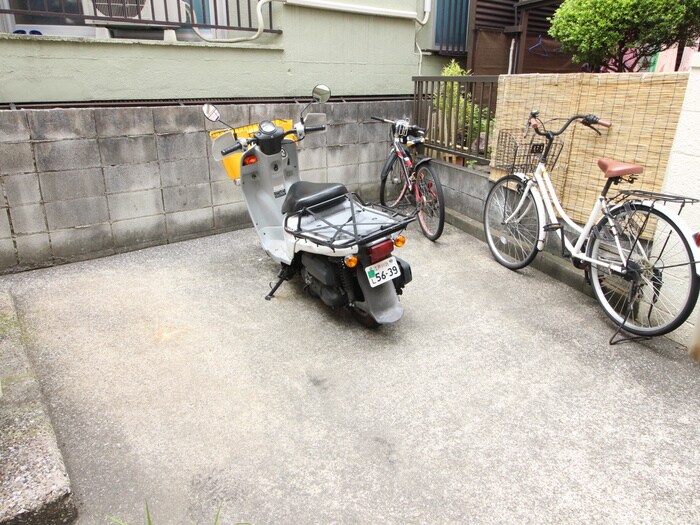 物件外観写真6　(駐輪場)