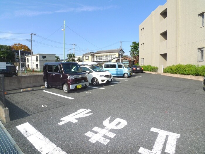 物件外観写真3　(駐車場)